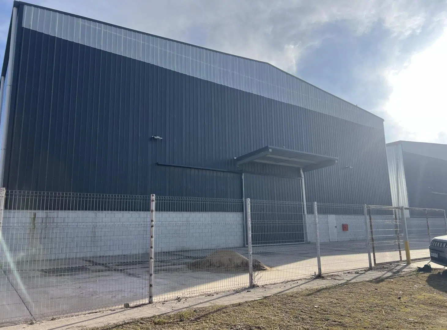 Nave de 2100m2 a metros del ingreso, en alquiler o venta en Polo Industrial Spegazzini 4