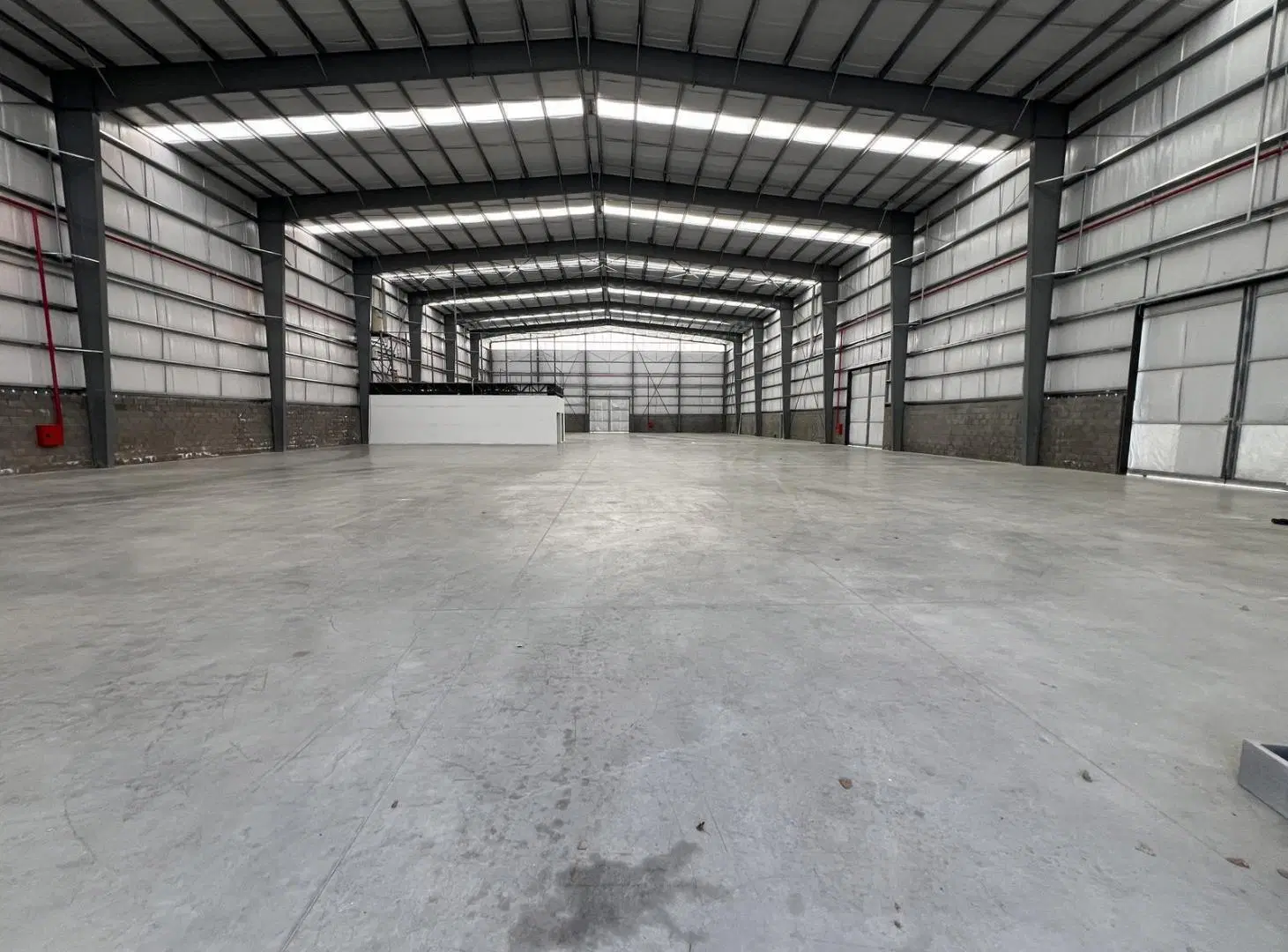 Nave de 2100m2 a metros del ingreso, en alquiler o venta en Polo Industrial Spegazzini 5