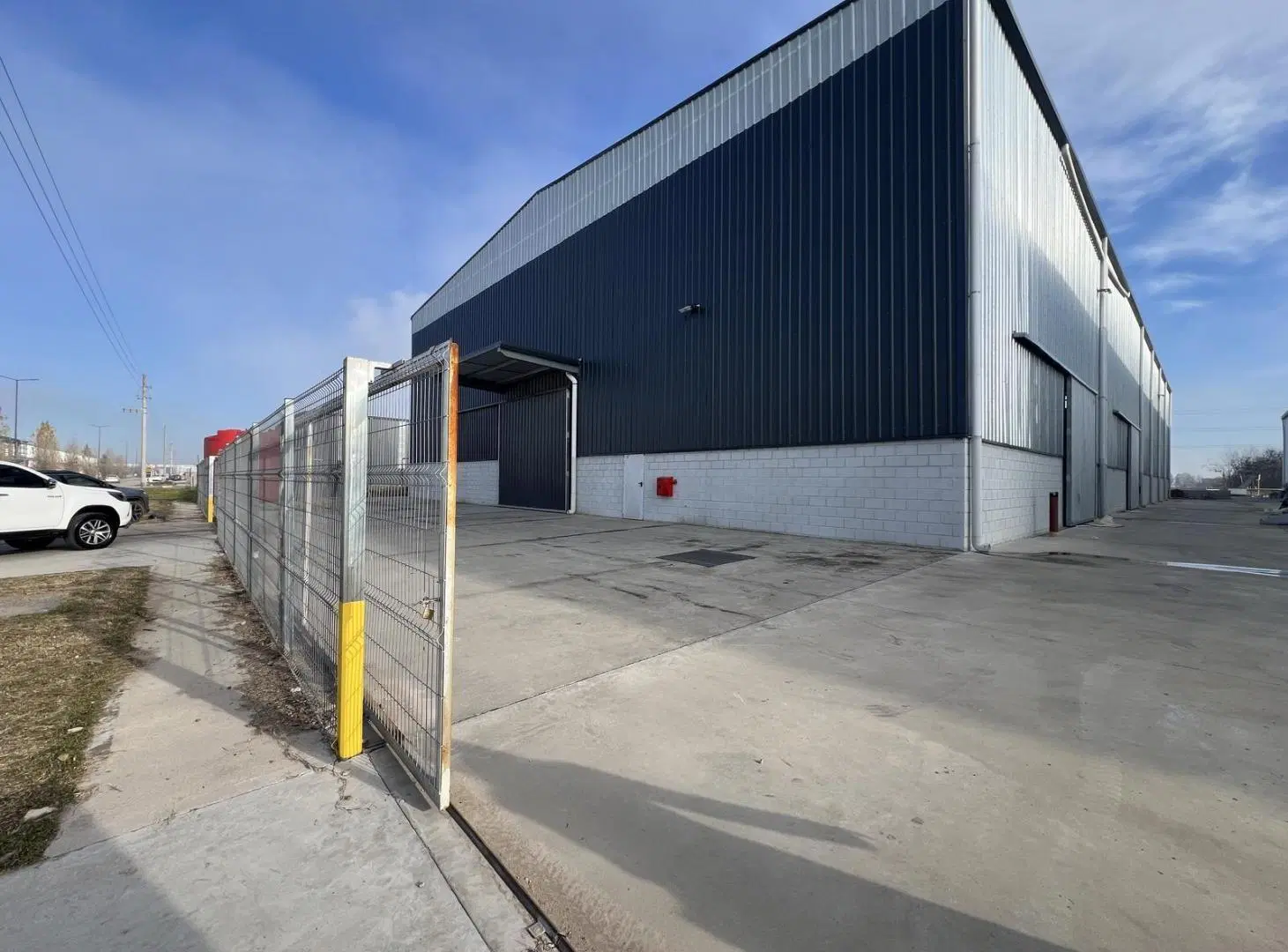 Nave de 2100m2 a metros del ingreso, en alquiler o venta en Polo Industrial Spegazzini 3