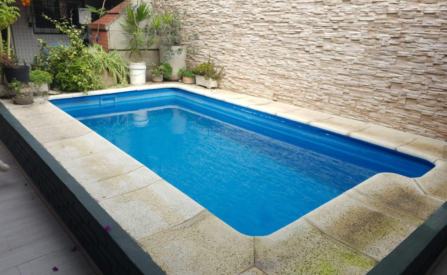 Casa multifamiliar con pileta y quincho – 250 m² cubiertos