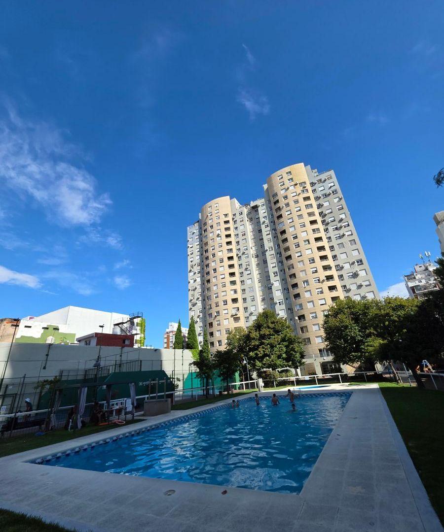 DEPARTAMENTO 3 AMBIENTES EN TORRE CON AMENITIES – piscina, paddle, sum, jardín. Seguridad