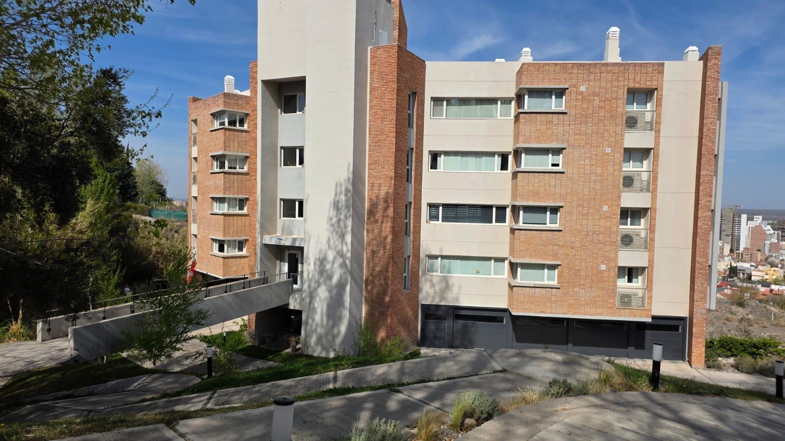 Foto de VENTA DEPARTAMENTO semipiso de 3 dormitorios, en Barrio Gamma, Neuquén, imagen 2