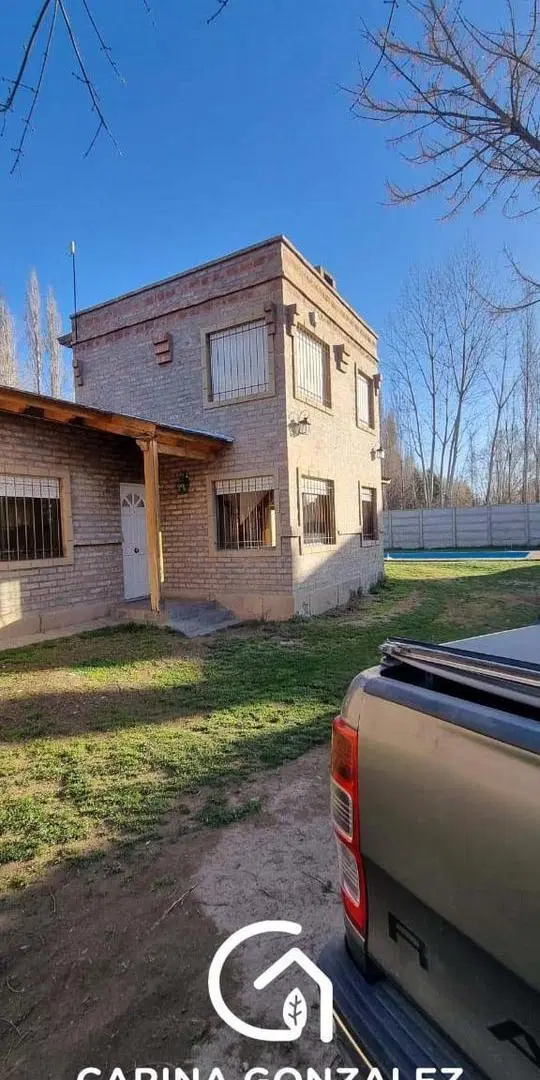 Venta casa en con PILETA Plottier 3
