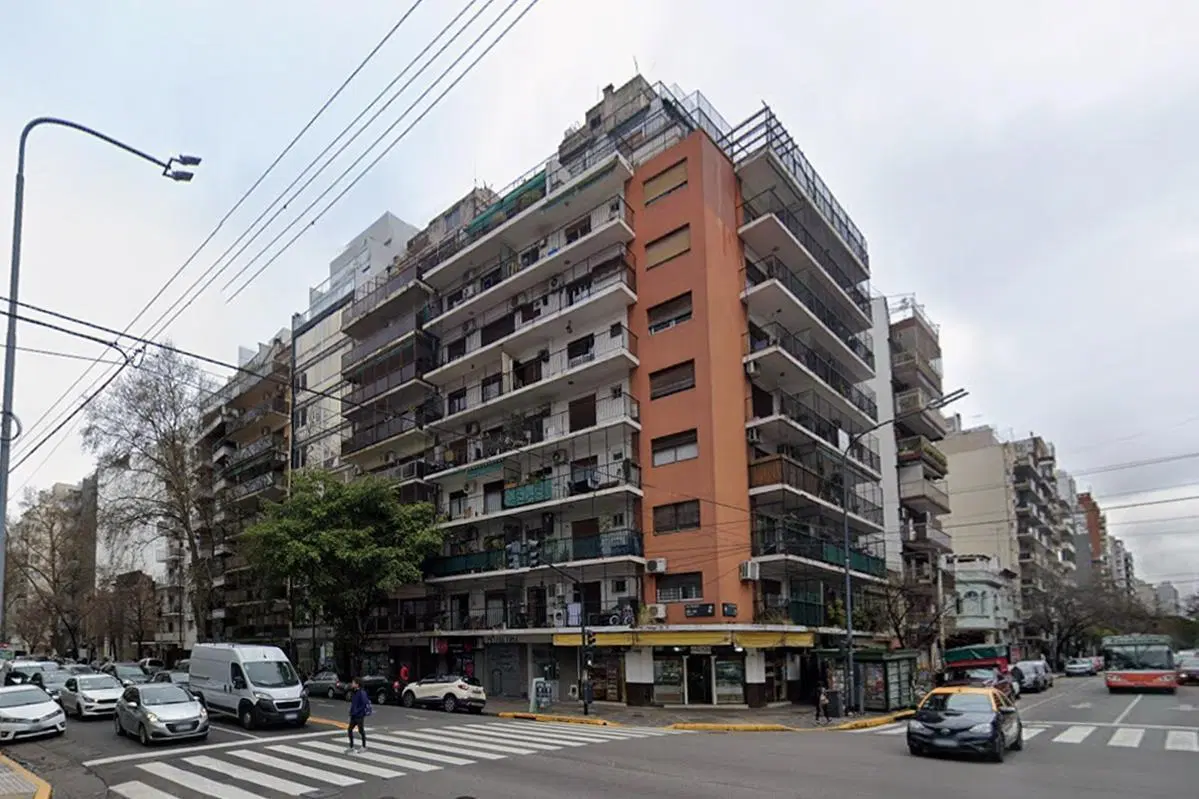 VENTA DEPARTAMENTO DE 3 AMBIENTES EN ESQUINA - BALCON - FLORES 4