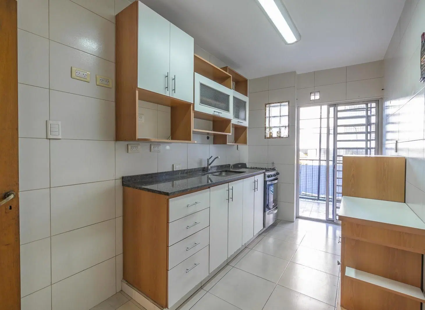 VENTA DEPARTAMENTO DE 3 AMBIENTES EN ESQUINA - BALCON - FLORES 3