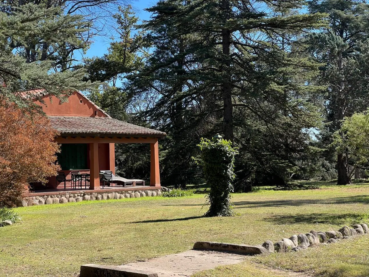 ¡Imponente Casona Antigua Parquizada en Alto de Nono! 2