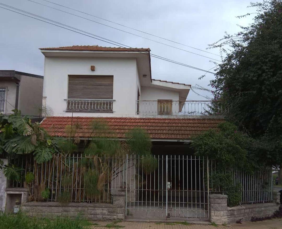 Foto de Chalet muy amplio con cocheras y parque libre. Padre Bruno 3, Turdera., imagen 1