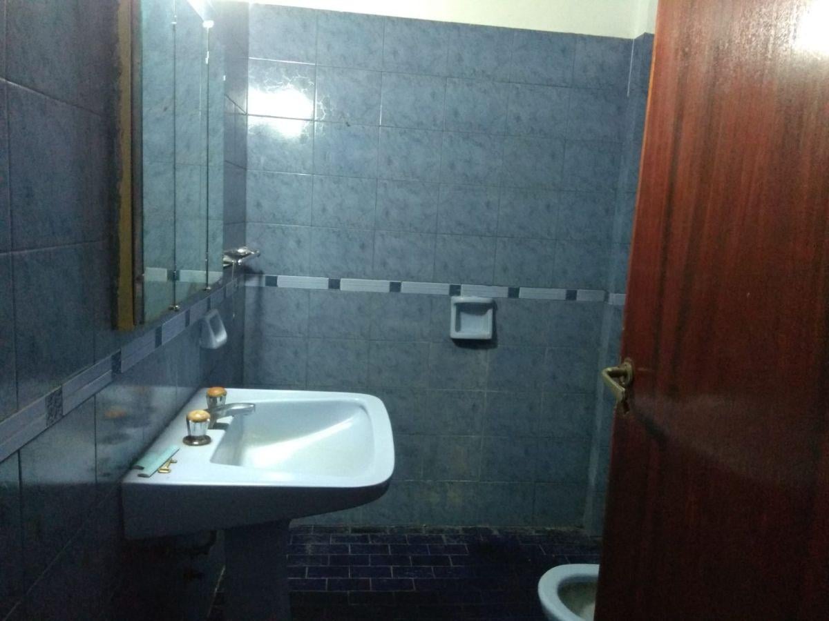 Foto de Chalet muy amplio con cocheras y parque libre. Padre Bruno 3, Turdera., imagen 3
