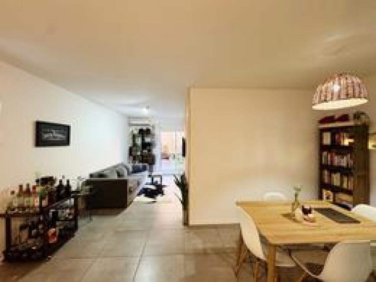 Foto de VENTA - 2 AMBIENTES CON JARDIN PROPIO, COCHERA Y BAULERA - SAN FERNANDO, imagen 2