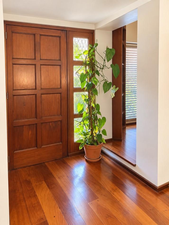 CASA EN VENTA DE 4 AMBIENTES EN PUNTA CHICA CON PILETA, JARDIN Y GARAGE