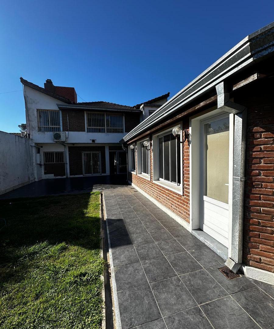 CASA EN VENTA 3 DORMITORIOS Y PATIO CITY BELL