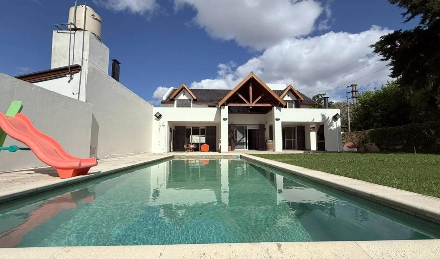 CASA EN VENTA GONNET 3 DORMITORIOS PILETA