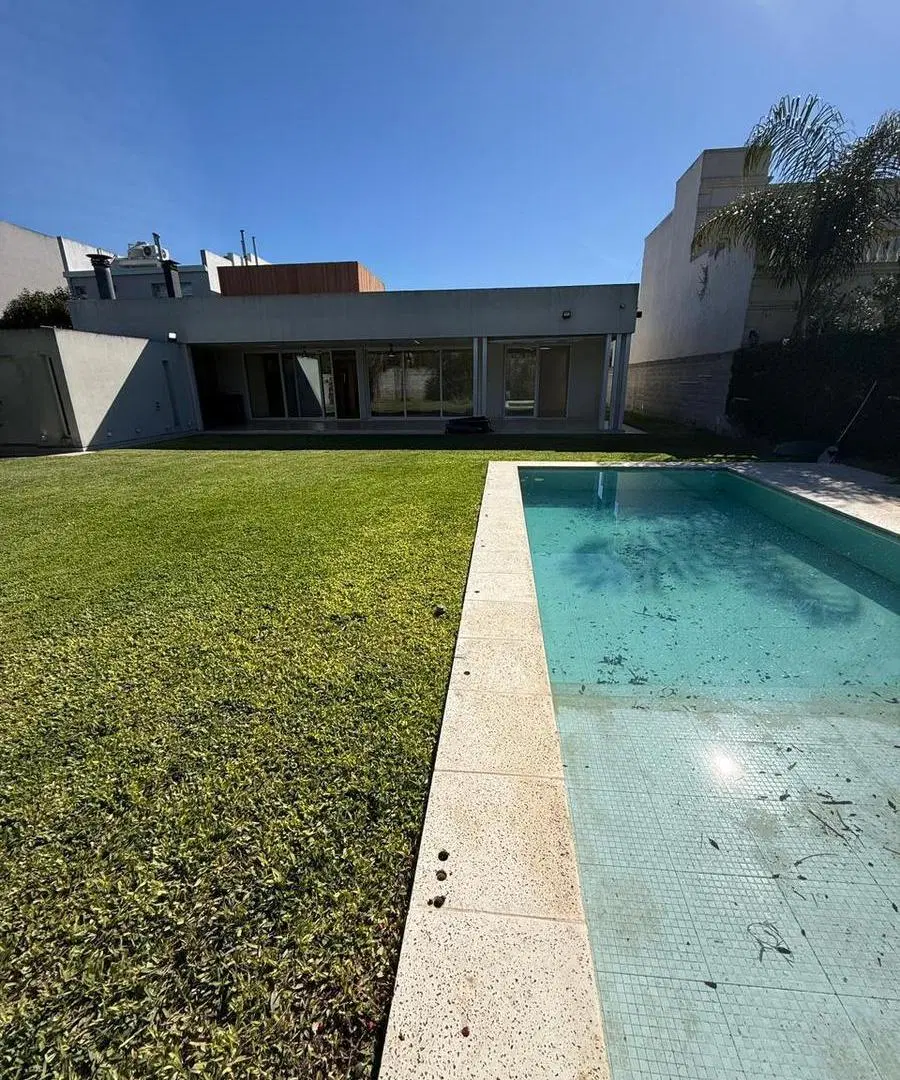 CASA EN VENTA GONNET 4 DORMITORIOS Y PILETA 8