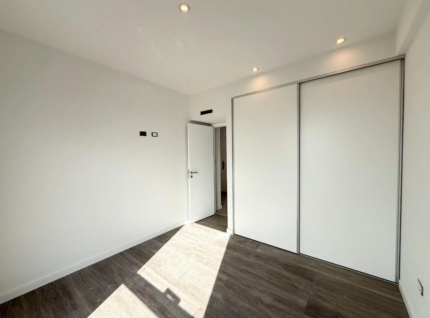 Semipiso de 1 dormitorio en alquiler con balcón al frente 4