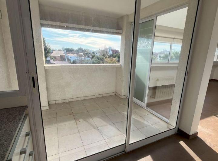 Foto de Duplex en alquiler 2 dormitorios con cochera Zona Parque Castelli La, imagen 2