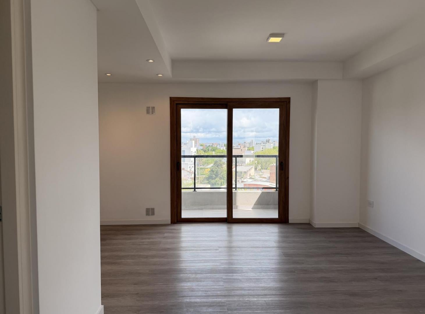 Foto de Departamento en Alquiler La Plata - Plaza Azcuénaga, imagen 1