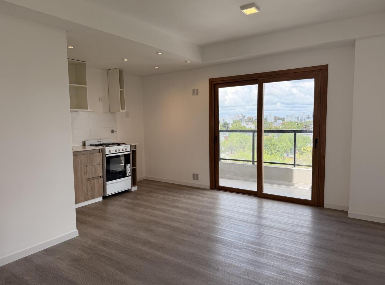 Foto de Departamento en Alquiler La Plata - Plaza Azcuénaga, imagen 2
