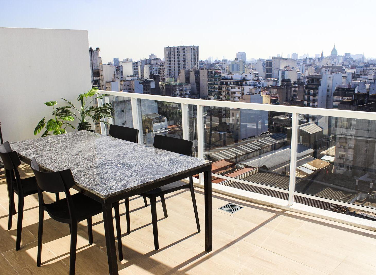 VENTA | Monoambiente divisible con amplio balcón vista abierta al contrafrente – San Cristóbal