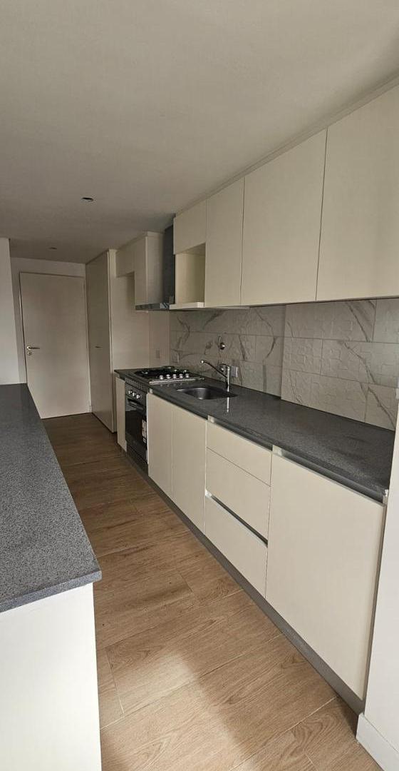 Foto de VENTA | 4 Ambientes con Amplio Balcón Pasante Y COCHERA - San Cristóbal, imagen 3
