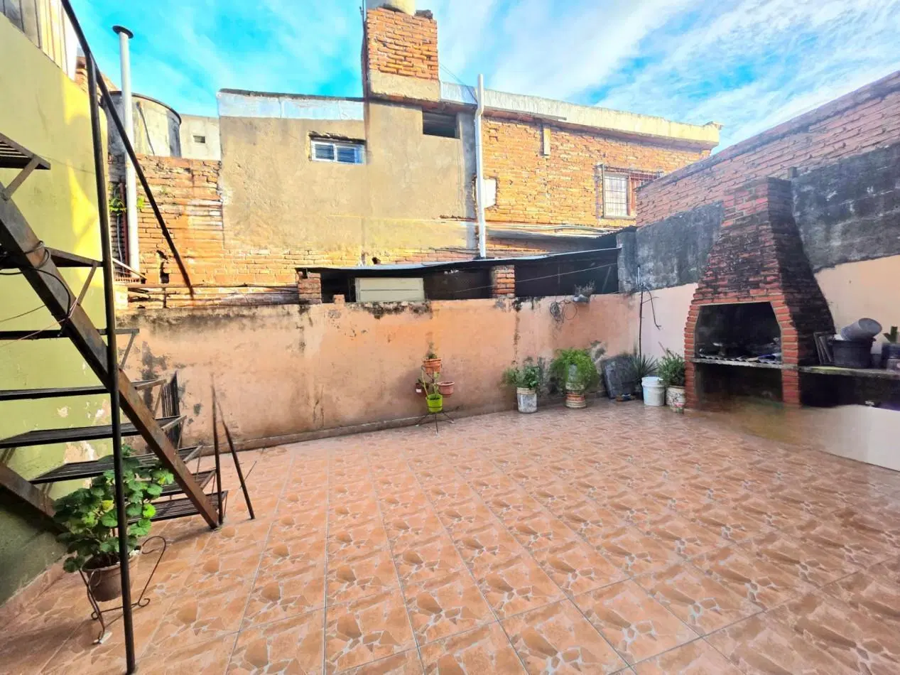 Catamarca al 1500 - Casa de 2D + Depto. 2D + Cochera 5