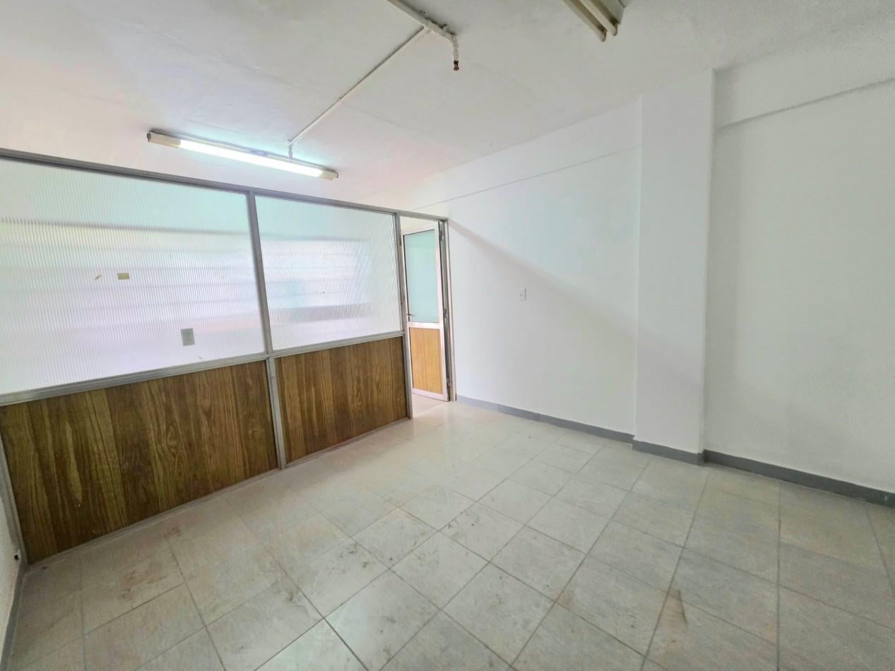 Foto de Bolivia y Maipu Tres Locales Comerciales c/ Baño Privado a la calle, imagen 3