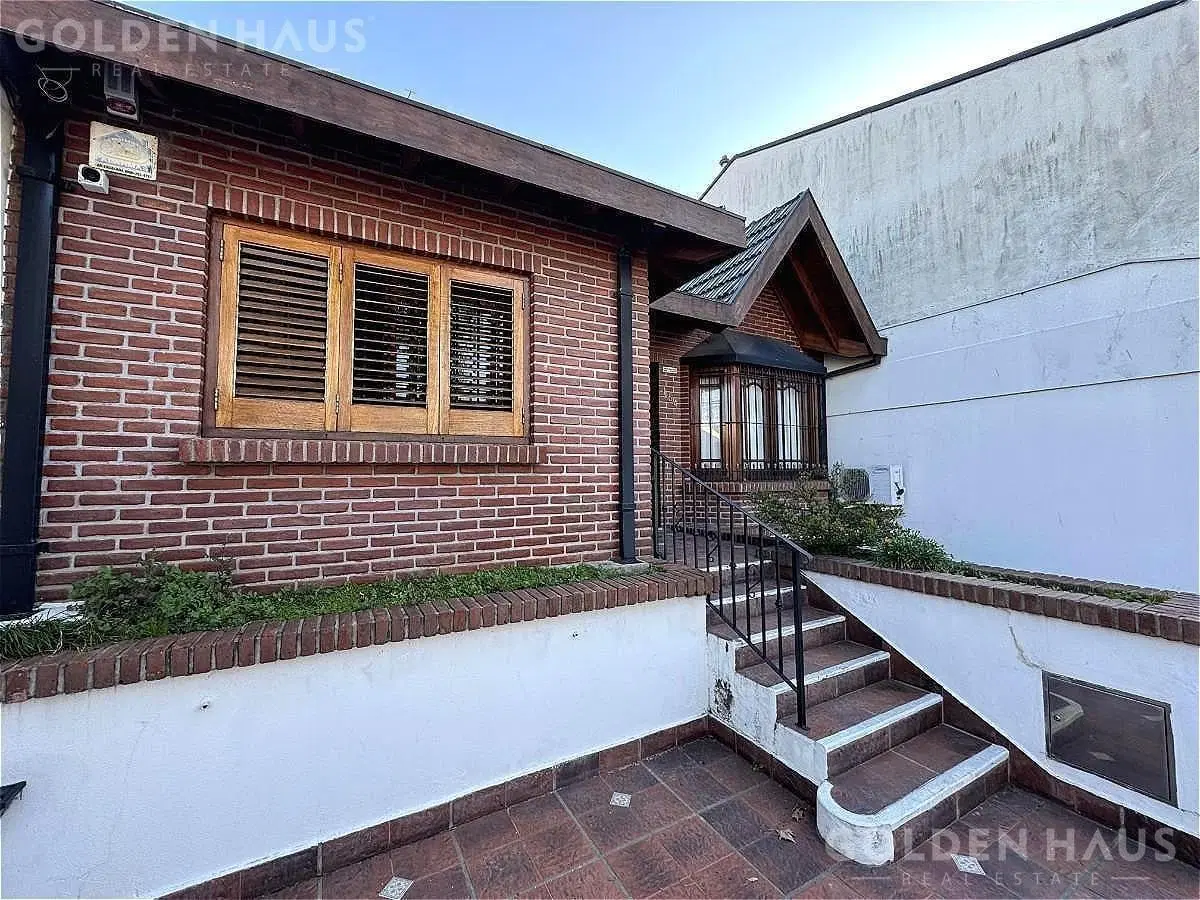 Casa Tipo Chalet de 4 ambientes en Bernal 2