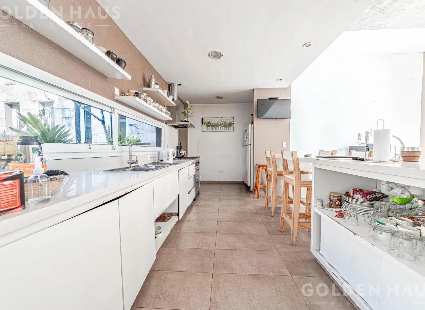 Casa con pileta + planta baja de cochera 3