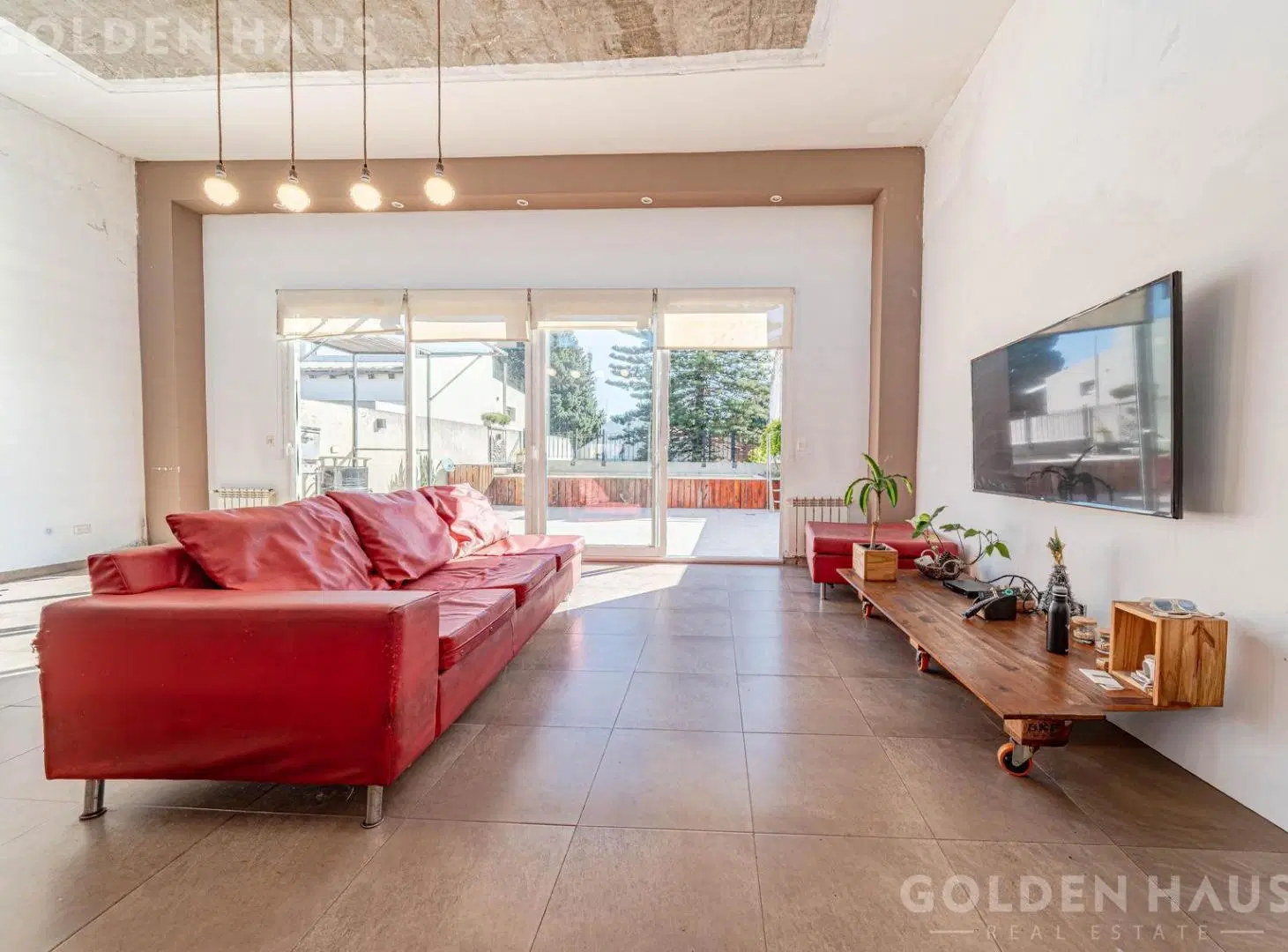 Casa con pileta + planta baja de cochera 4