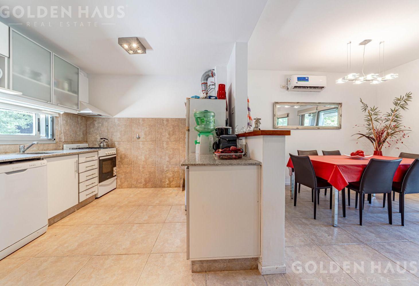 Dúplex de 3 ambientes con balcón, quincho con parrilla y jardín - cochera