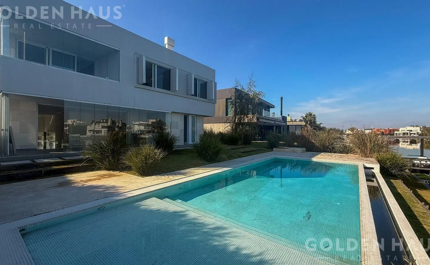 Casa en venta 5 ambientes piscina y  vista a la laguna 2