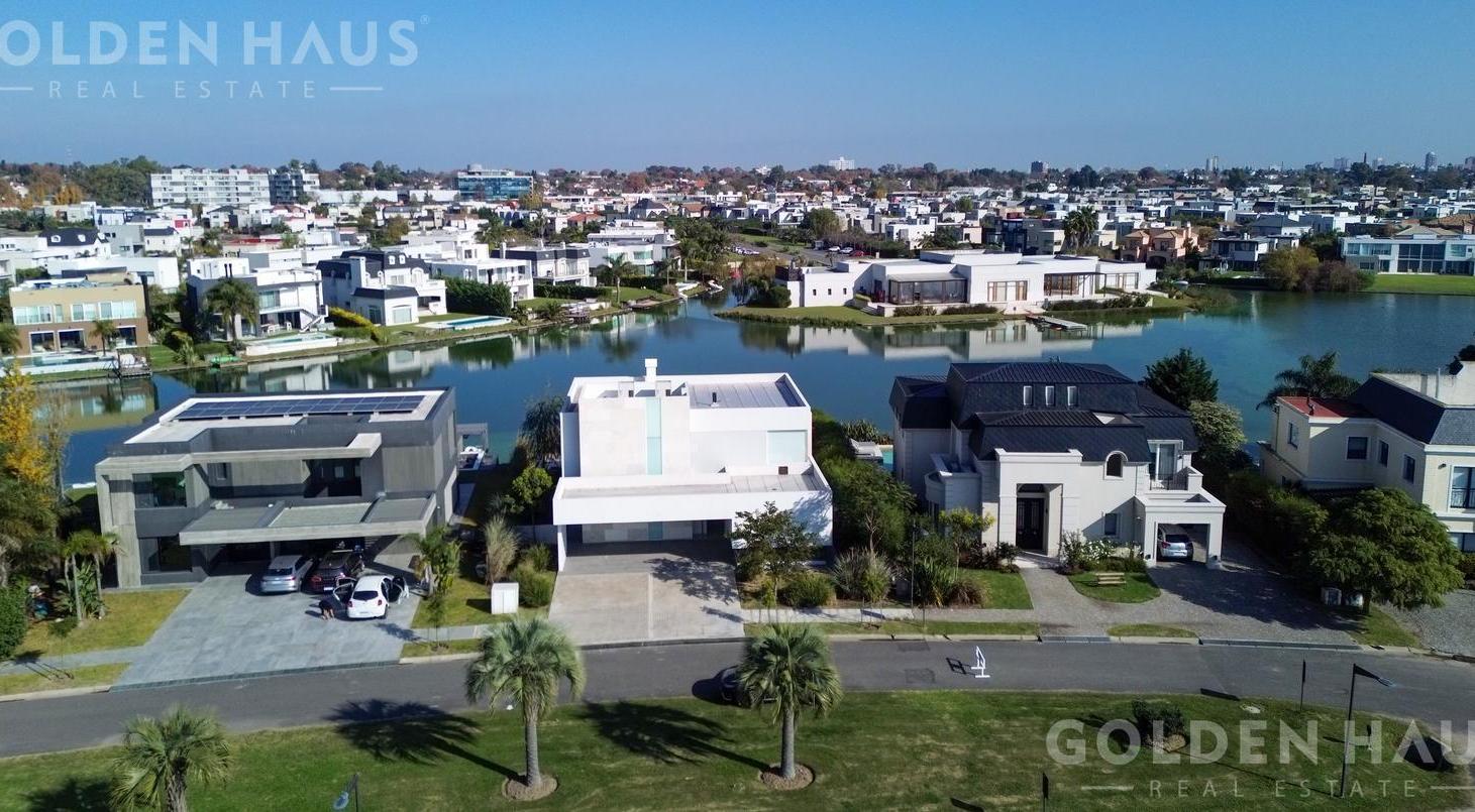 Casa en venta 5 ambientes piscina y  vista a la laguna