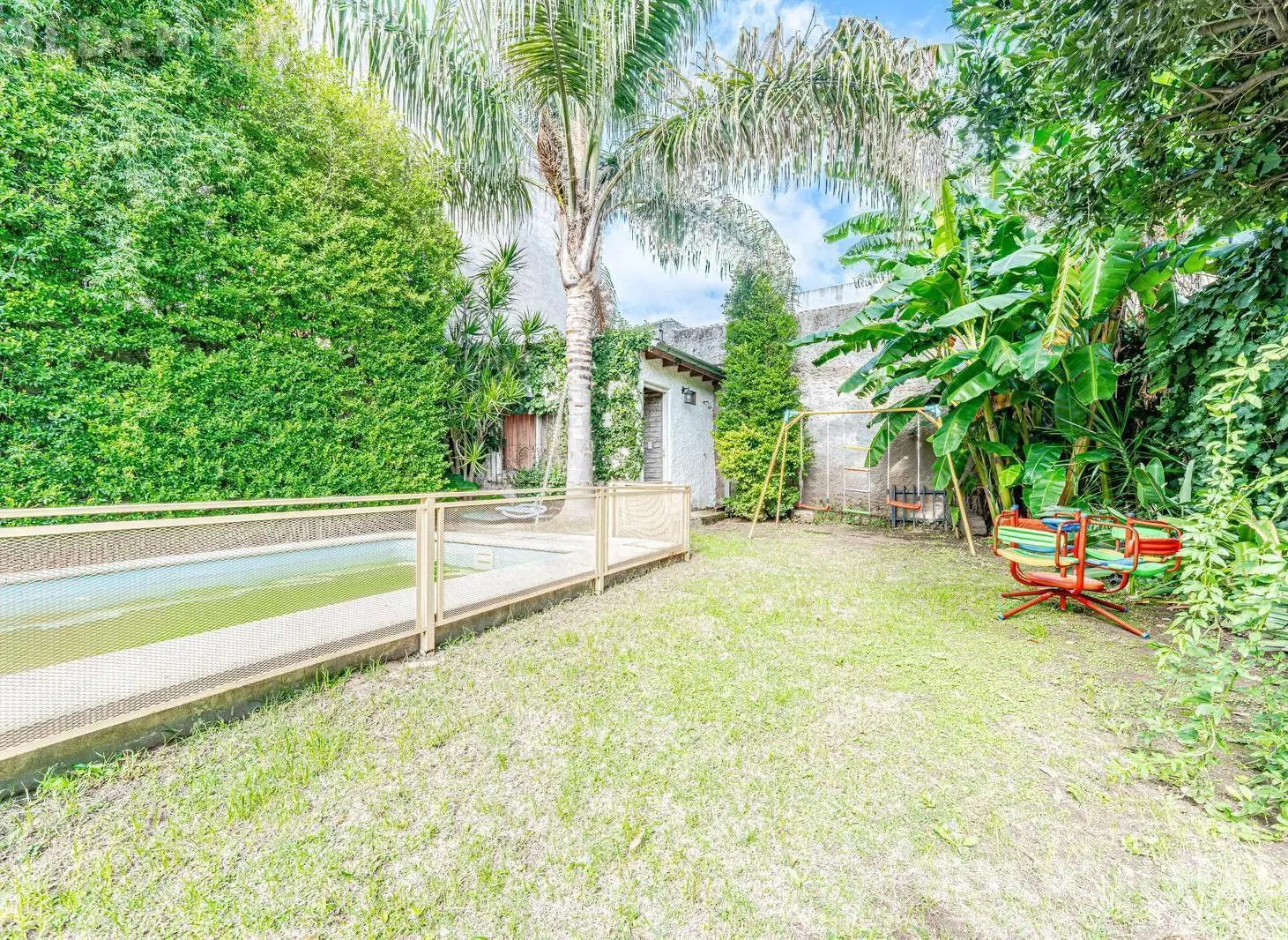 Casa 6 amb con 4 baños, quincho, jardín, pileta, parrilla, 2 balcones, terraza y cocheras 3