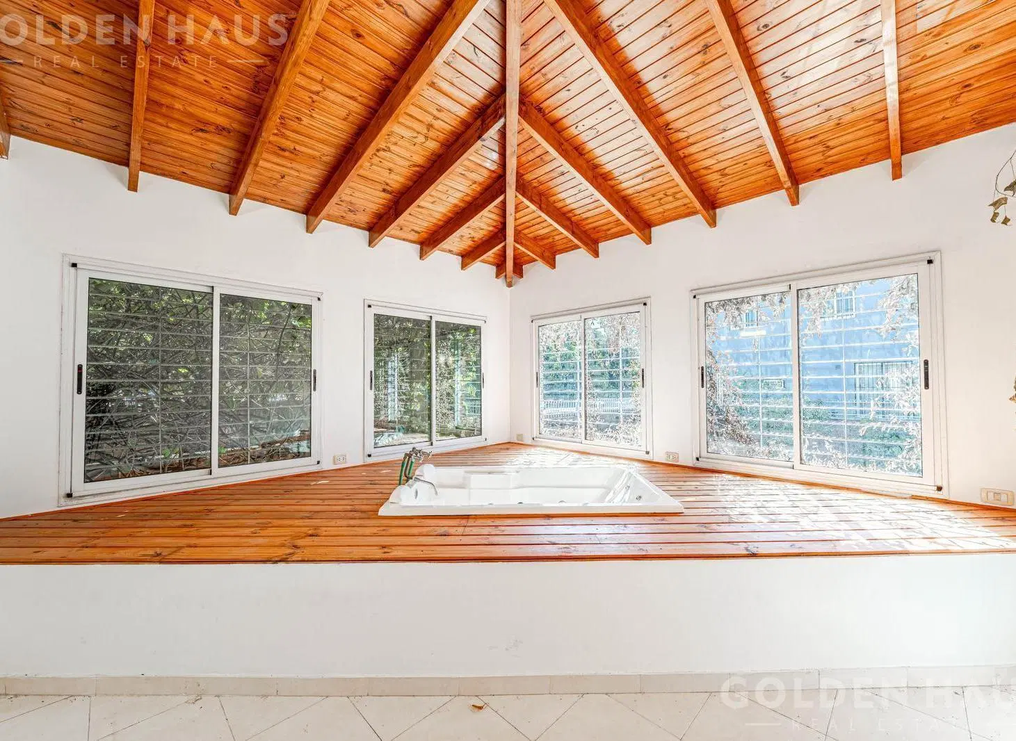 Casa 6 ambientes en lote propio 8,66 x 42 con parque y piscina en Villa del Parque 5