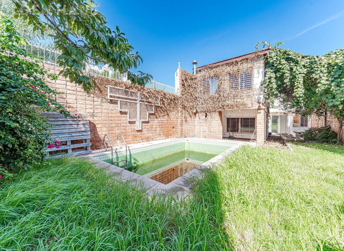 Casa 6 ambientes en lote propio 8,66 x 42 con parque y piscina en Villa del Parque