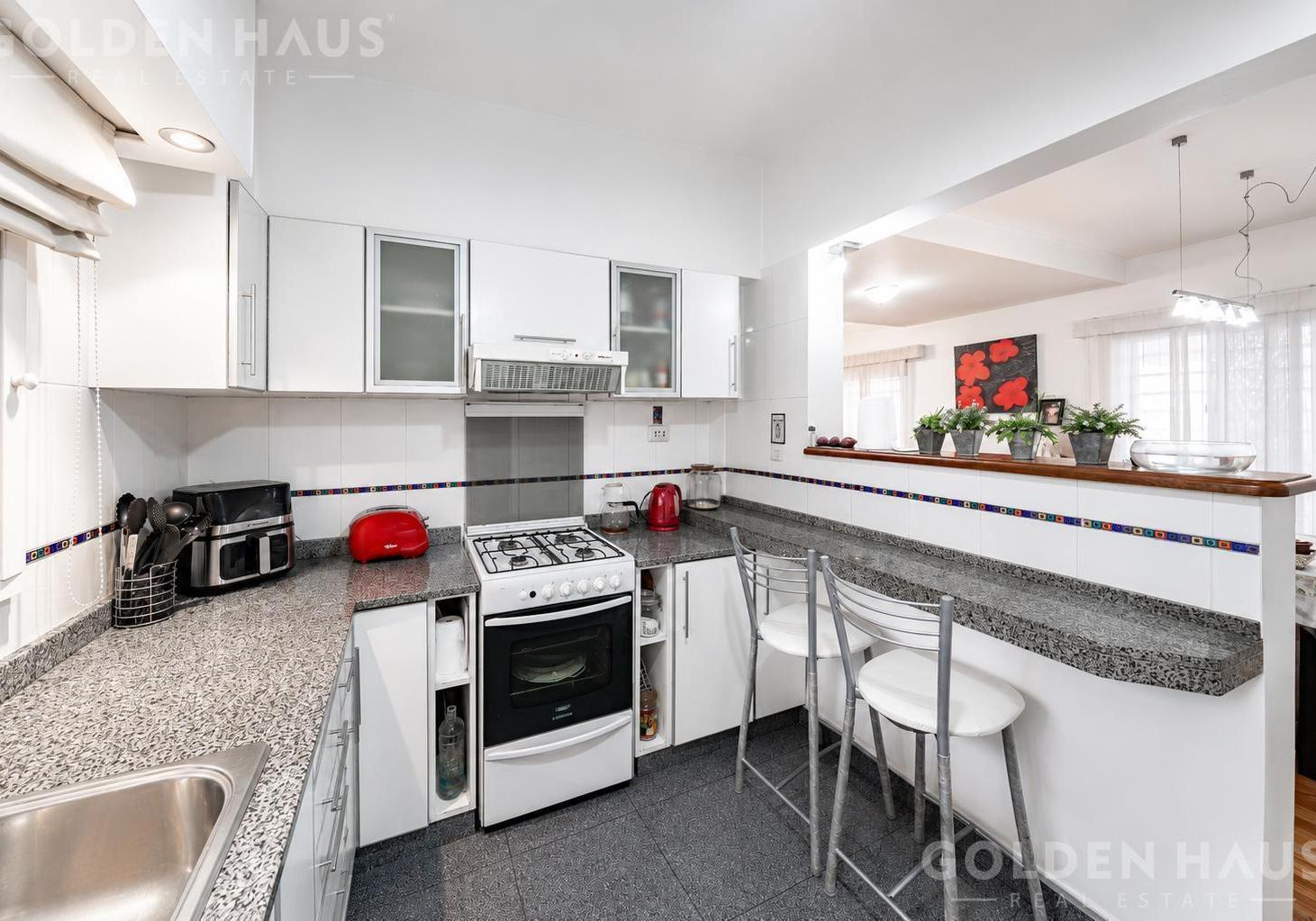 Foto de Casa en venta APTO CRÉDITO 4 ambientes con cochera garage y jardín en Mataderos, imagen 5