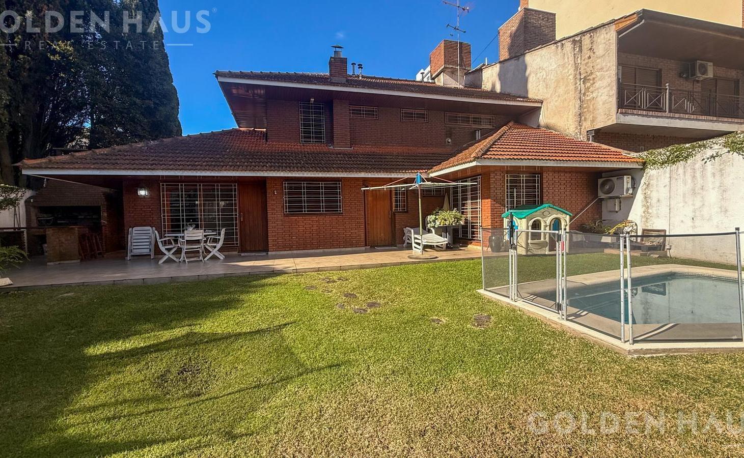 Foto de Casa en venta de cinco ambientes con piscina, parque y garaje, imagen 1