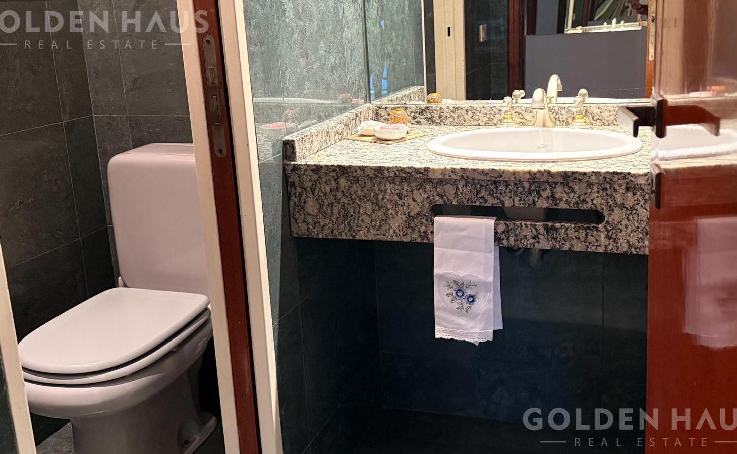 Foto de Casa en venta de cinco ambientes con piscina, parque y garaje, imagen 5