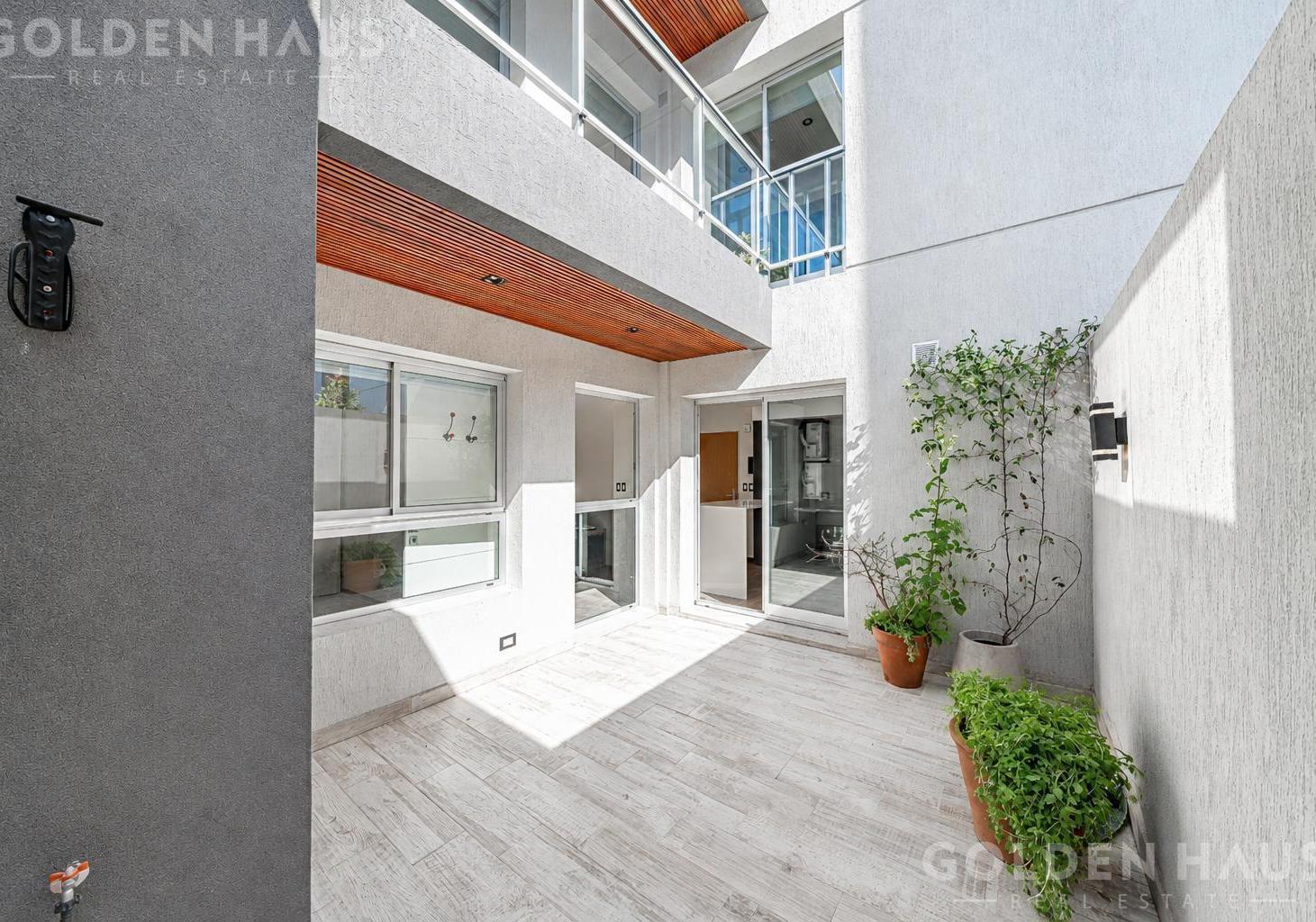 Foto de Venta Departamento 2 Ambientes con cochera APTO CREDITO en Monte Castro, imagen 2