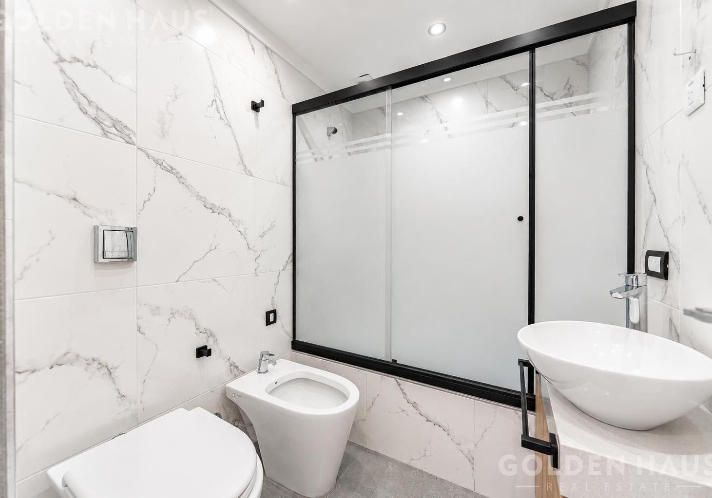 Foto de Venta Departamento 2 Ambientes con cochera APTO CREDITO en Monte Castro, imagen 1