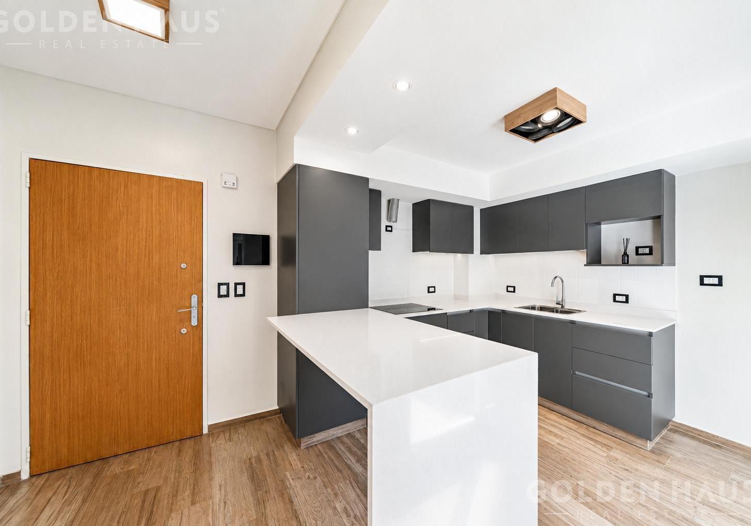 Foto de Venta Departamento 2 Ambientes con cochera APTO CREDITO en Monte Castro, imagen 4