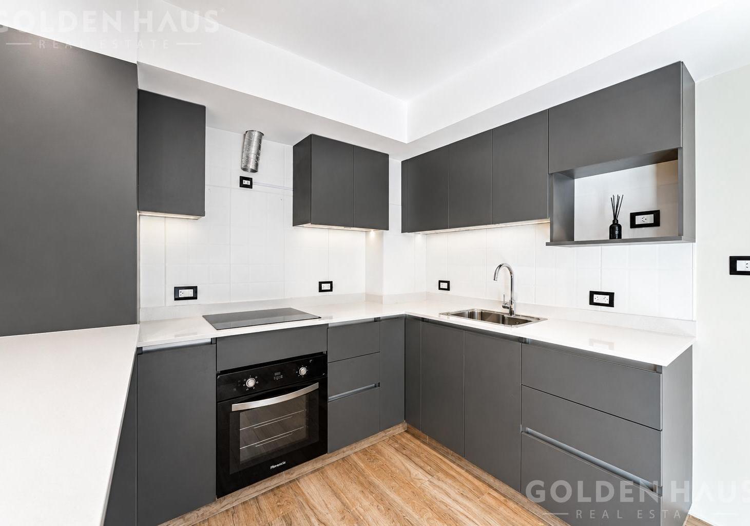 Foto de Venta Departamento 2 Ambientes con cochera APTO CREDITO en Monte Castro, imagen 3