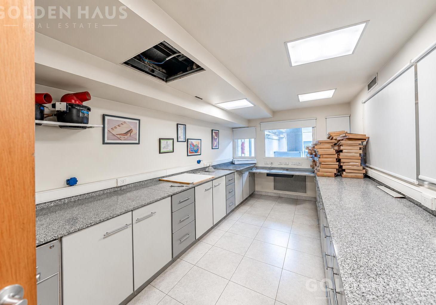 Foto de Depósito con Oficinas en venta en Mataderos, imagen 3