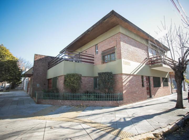 CASA 3 DORMITORIOS CON DEPENDENCIA Y GARAGE 1