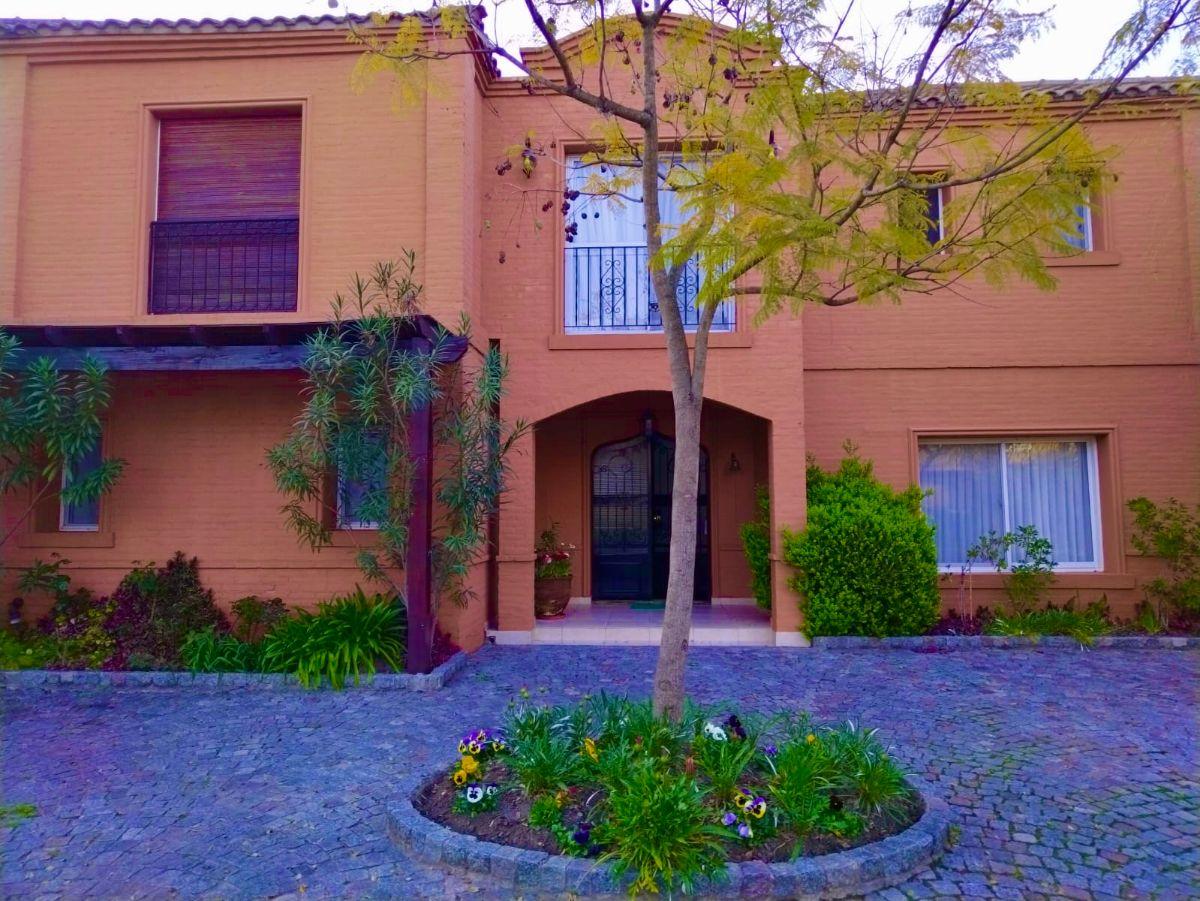 Casa con 800 m² y 4 dormitorios en alquiler en Santa María de Tigre