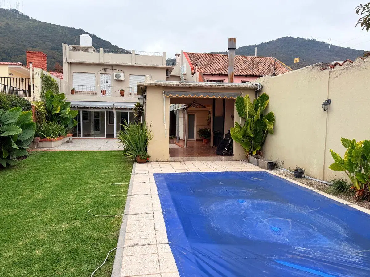 Casa de 550 m2 con 5 dormitorios en venta en zona Paseo Guemes. 3