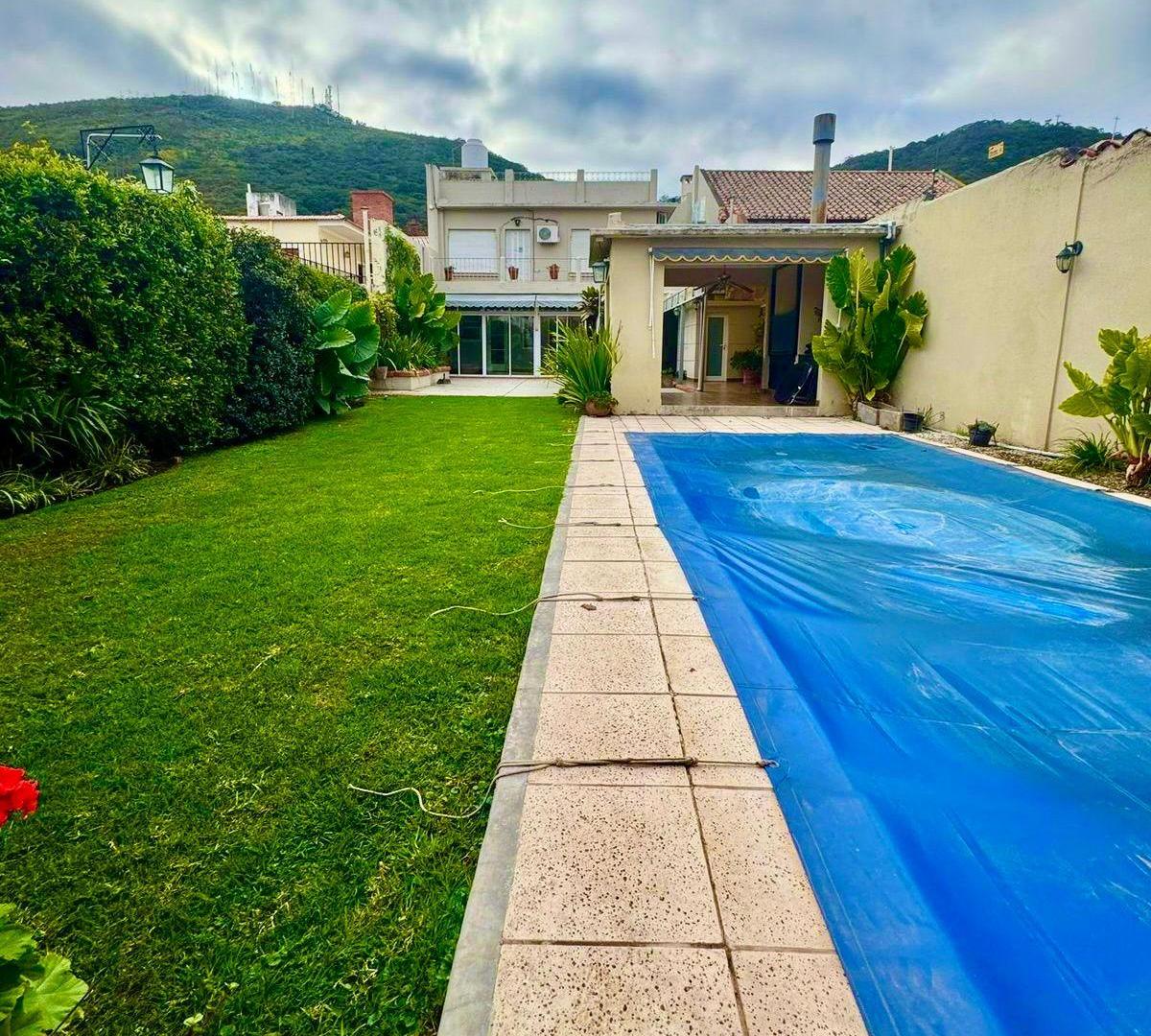 Casa de 550 m2 con 5 dormitorios en venta en zona Paseo Guemes.