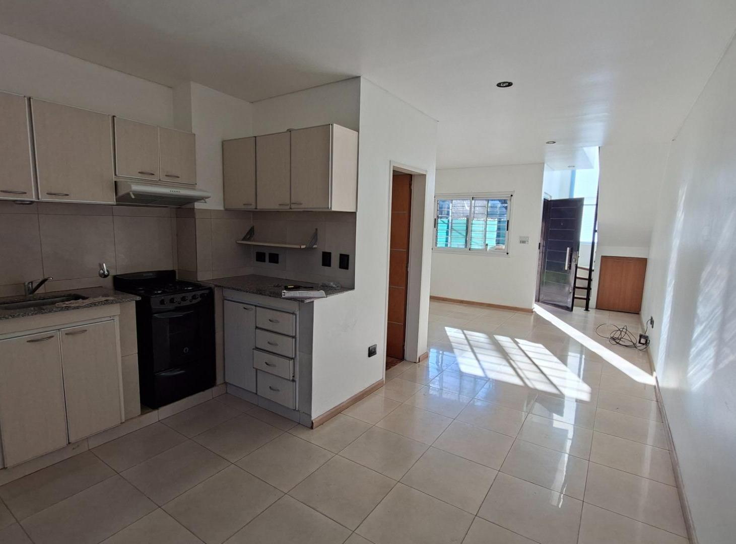 Foto de ALQ DUPLEX 3 AMBIENTES CON JARDIN EN DEL VISO, imagen 1