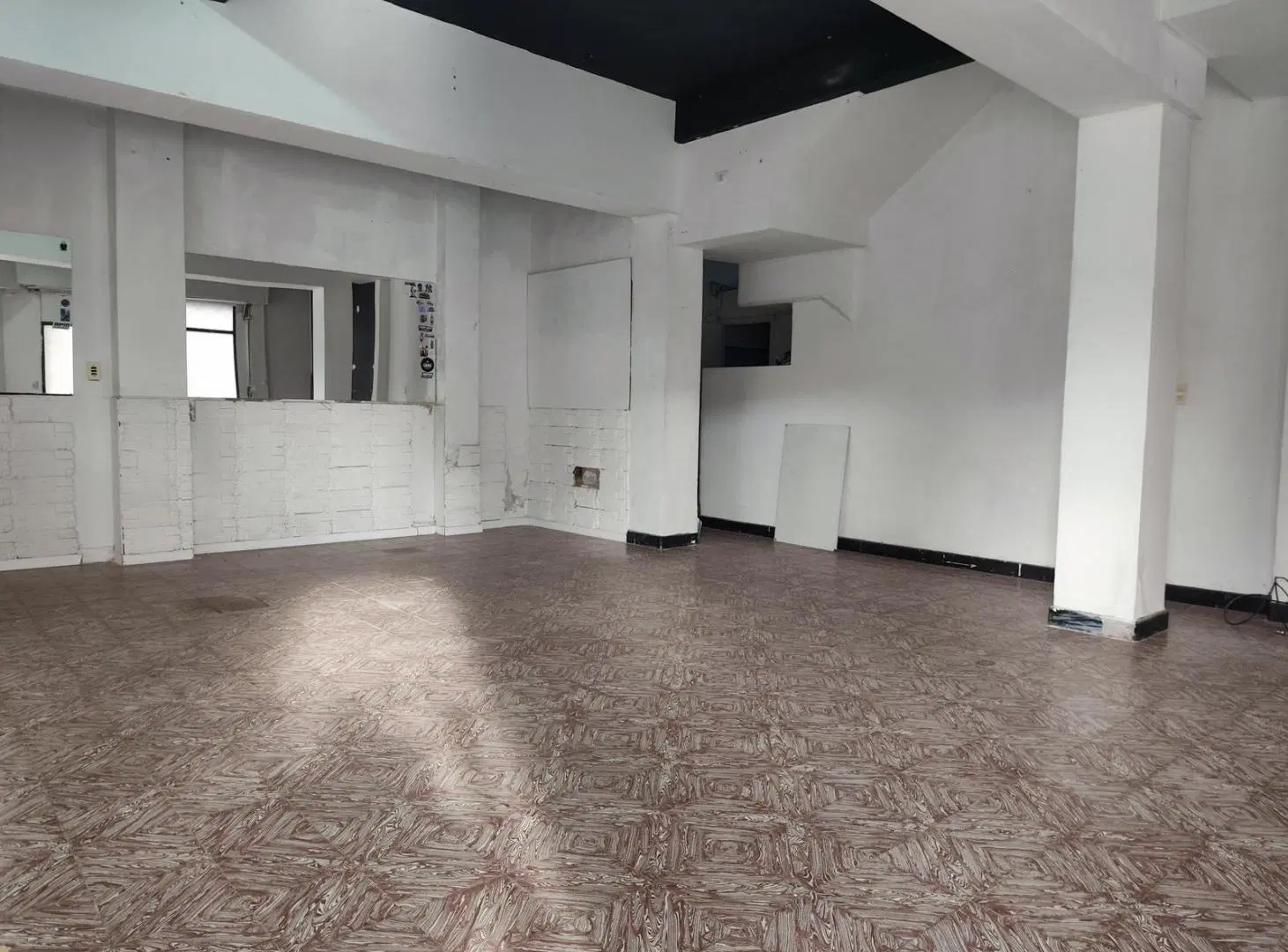 LOCAL EN ESQUINA CON AMPLIO FRENTE VIDRIADO – ZONA MACROCENTRO 4