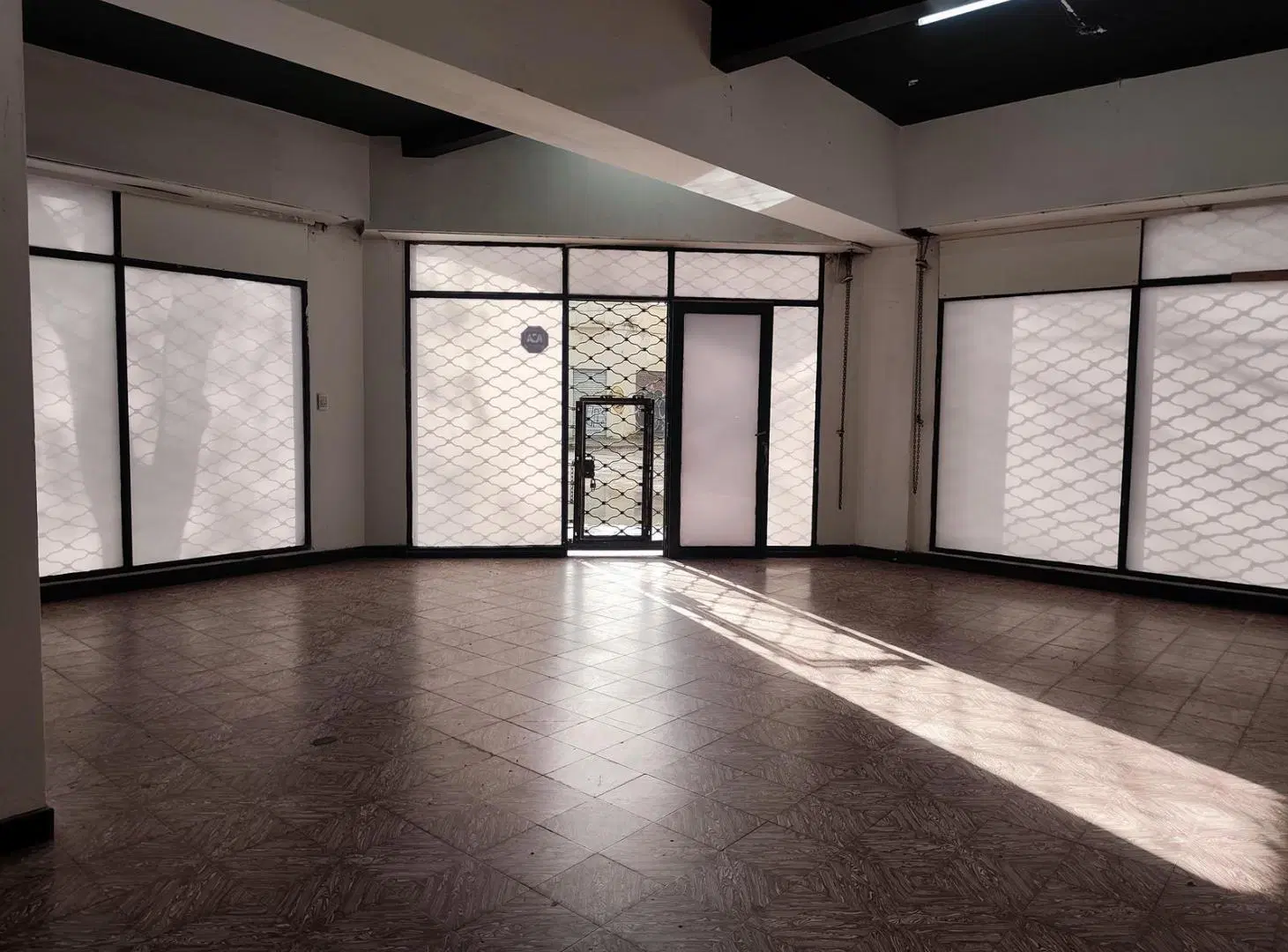 LOCAL EN ESQUINA CON AMPLIO FRENTE VIDRIADO – ZONA MACROCENTRO 3