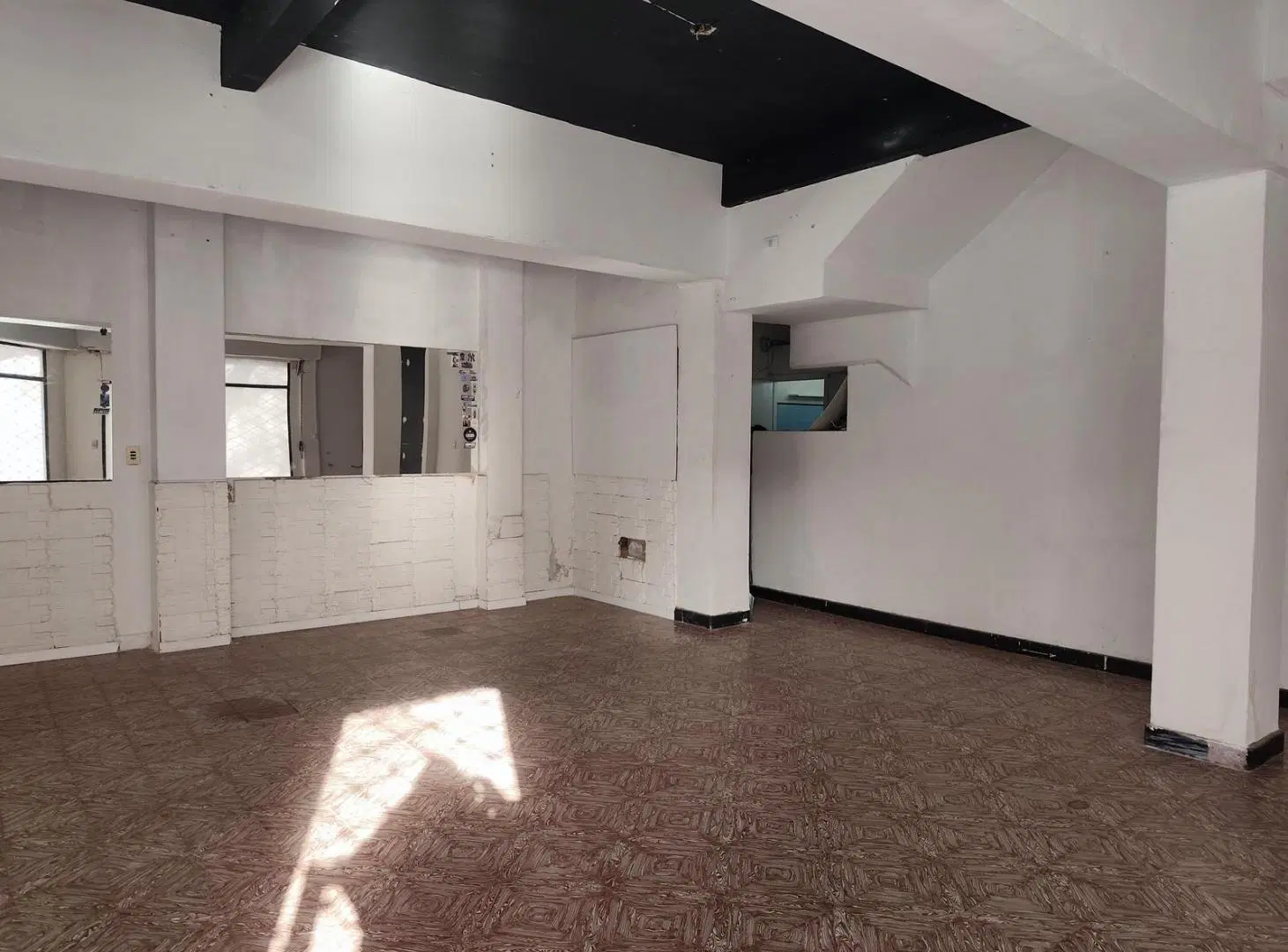 LOCAL EN ESQUINA CON AMPLIO FRENTE VIDRIADO – ZONA MACROCENTRO 5